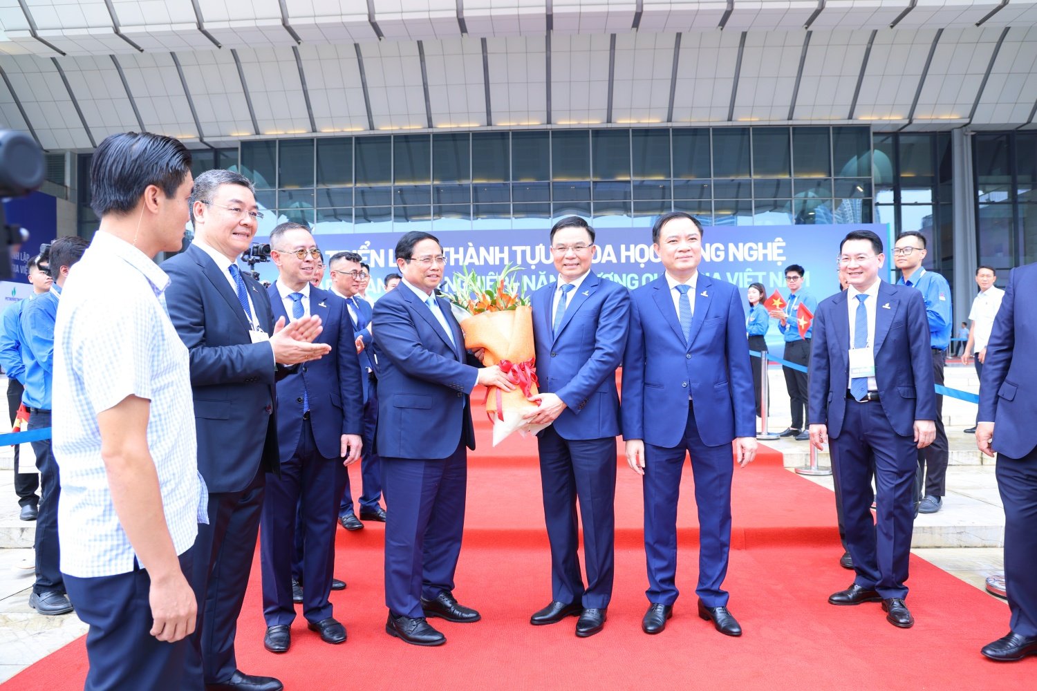 Chairman of the Board of Directors of Petrovietnam Le Manh Hung, General Director of Petrovietnam Le Ngoc Son and Petrovietnam leaders welcomed Prime Minister Pham Minh Chinh to attend the 50th Anniversary of the Group's establishment and the Opening Ceremony of the Science and Technology Exhibition 